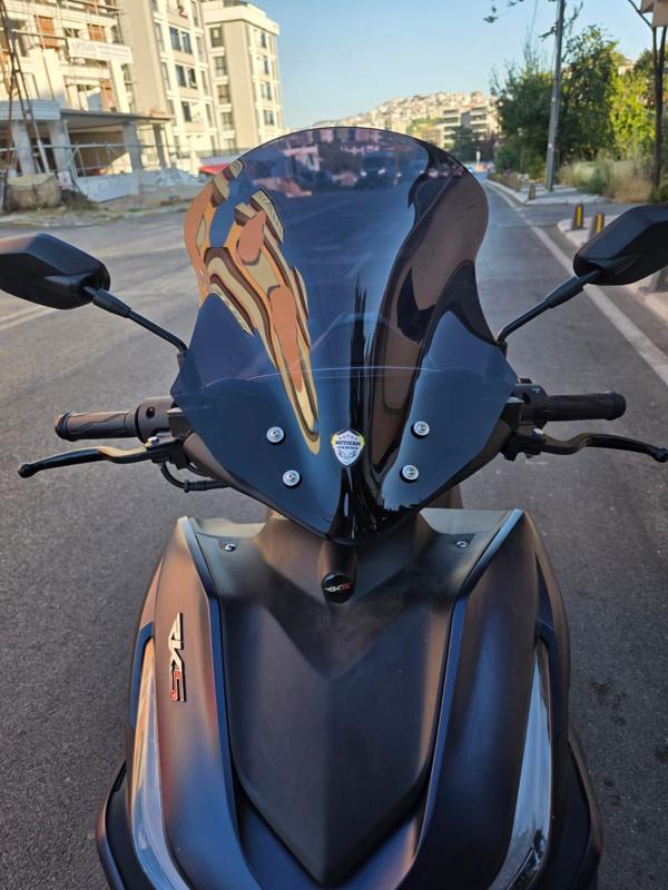 MOTOCAM Motolüx IST 34  Siperlik Ön Cam 2025 Model 43cm Siyah Renkli 4mm KISA SPORTİF - Image 1