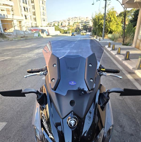 MOTOCAM Sym Maxsym TL 508 Siperlik Ön Cam 2022-2025 Model 41cm Füme Renkli 4mm SPORTİF - Image 1