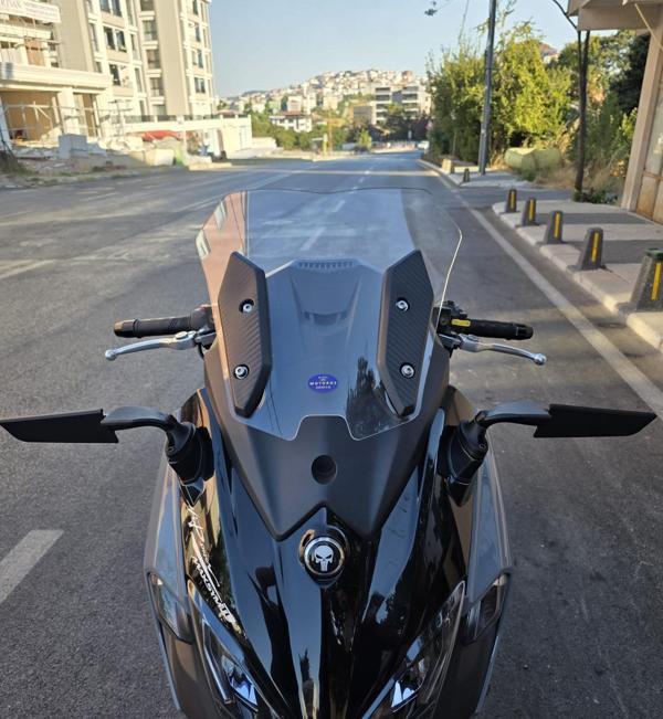 MOTOCAM Sym Maxsym TL 508 Siperlik Ön Cam 2022-2025 Model 41cm Şeffaf Renkli 4mm SPORTİF - Image 1