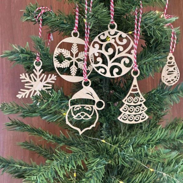 6 Parça Kırmızı Beyaz İpli Noel Babalı ve Kar Tanesi Model Ahşap Yılbaşı Ağaç Süsü  GO506089AN13YT0013 - Image 1