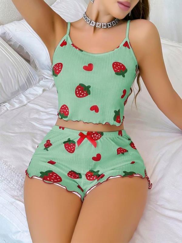 Pamuklu Yeşil Üstüne Çilek Desen Fitilli Askılı Şortlu Pijama Takımı - Image 1
