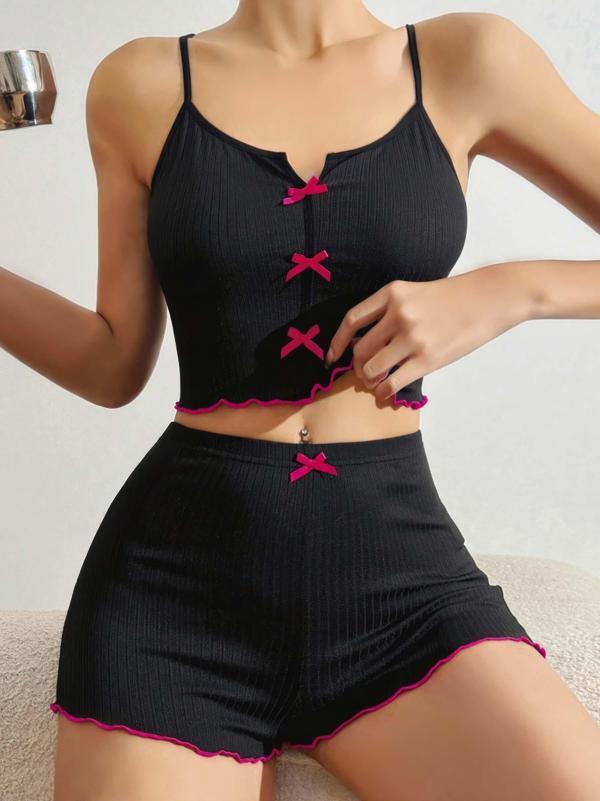 Pamuklu Siyah Üstüne Pembe Kurdelalı Fitilli Askılı Şortlu Pijama Takımı - Image 1