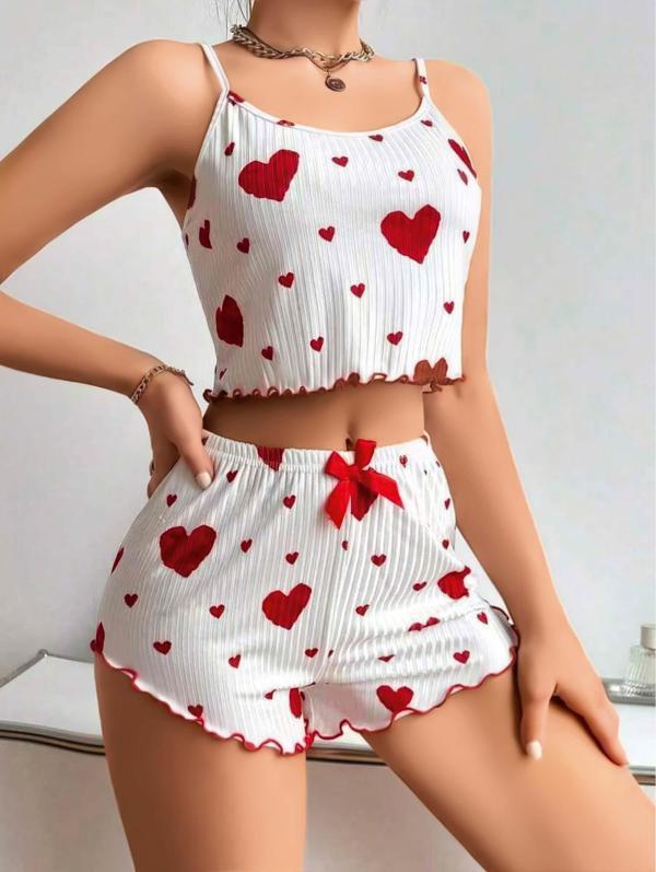 Pamuklu Beyaz Üstüne Kırmızı Kalp Desenli Askılı Şortlu Pijama Takımı - Image 1