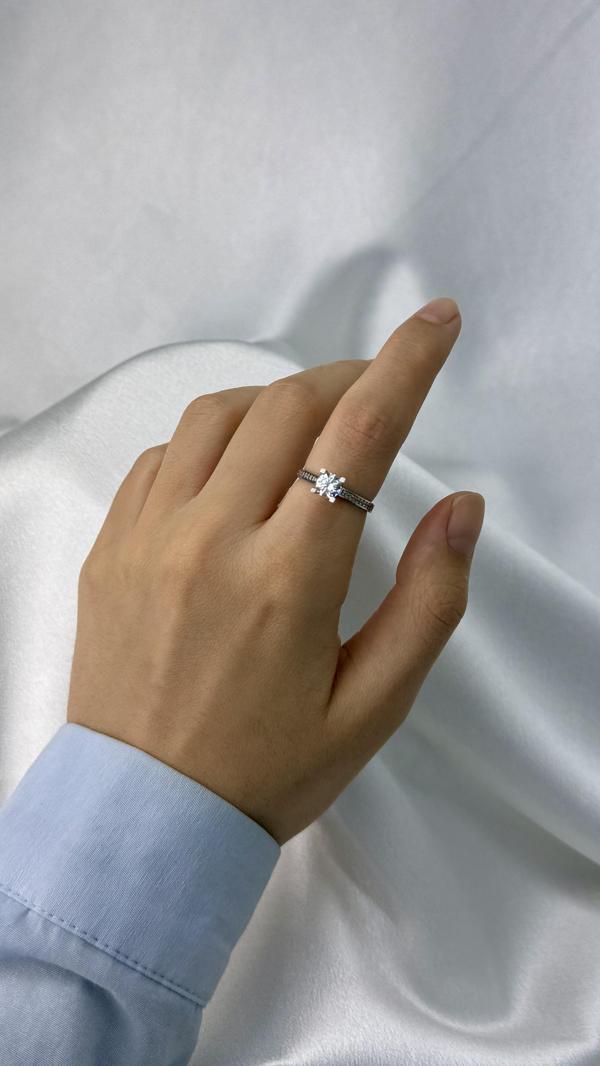 Zirkon Taşlı Tektaş Beyaz Altın Yüzük - Image 1