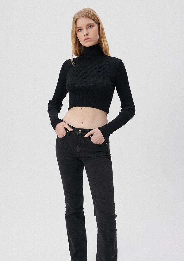 Mavi Boğazlı Siyah Kazak Fitted / Vücuda Oturan Kesim 1710143-900 - Image 1