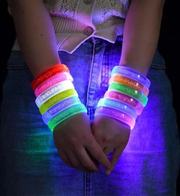 Nessiworld Pembe Led Işıklı Baskı Yapılabilen Pilli Bileklik Bilezik 1,5 cm Genişlik - Image 1