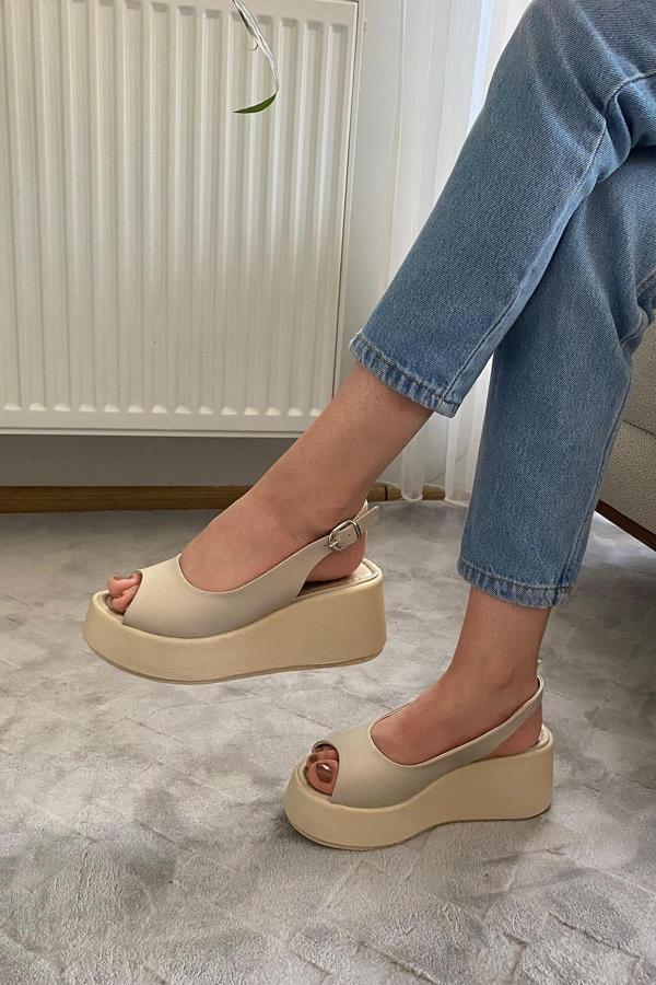 Kadın Lola Bej Cilt Önü ve Arkası Acık Kalın Taban Sandalet - Image 1
