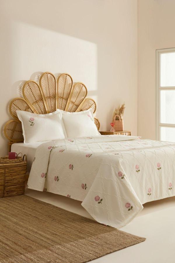 Karaca Home Hilary Çiçek Nakışlı Çift Kişilik Pike/Yatak Örtüsü Takımı Pudra - Image 1