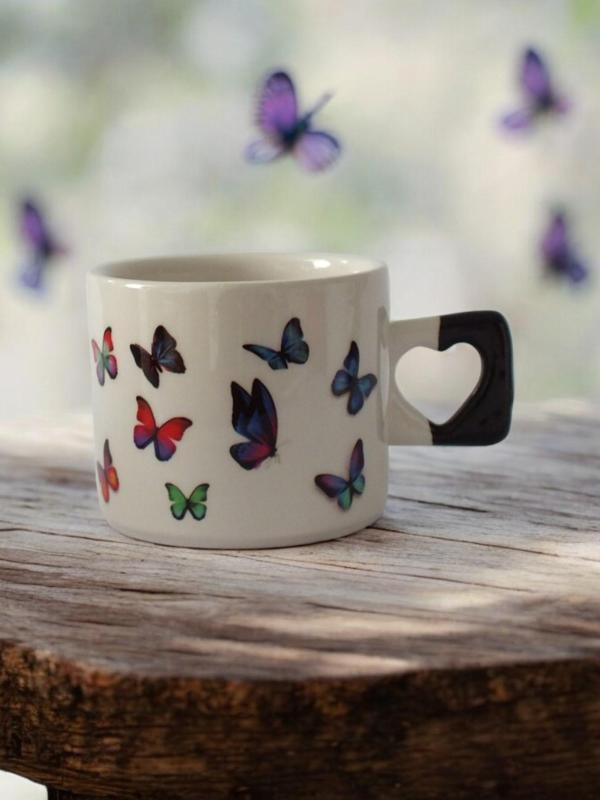 Uçan Kelebekler Baskılı El Yapımı Siyah Kalp Kulplu Kupa Bardak / Mug - Çay & Kahve Fincanı  - Image 1