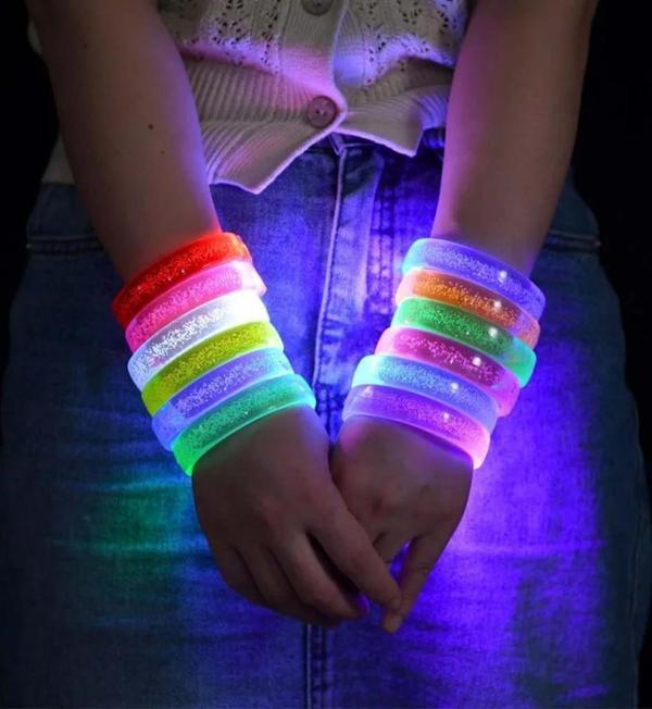 Nessiworld Pembe Led Işıklı Baskı Yapılabilen Pilli Bileklik Bilezik 1,5 cm Genişlik - Image 1