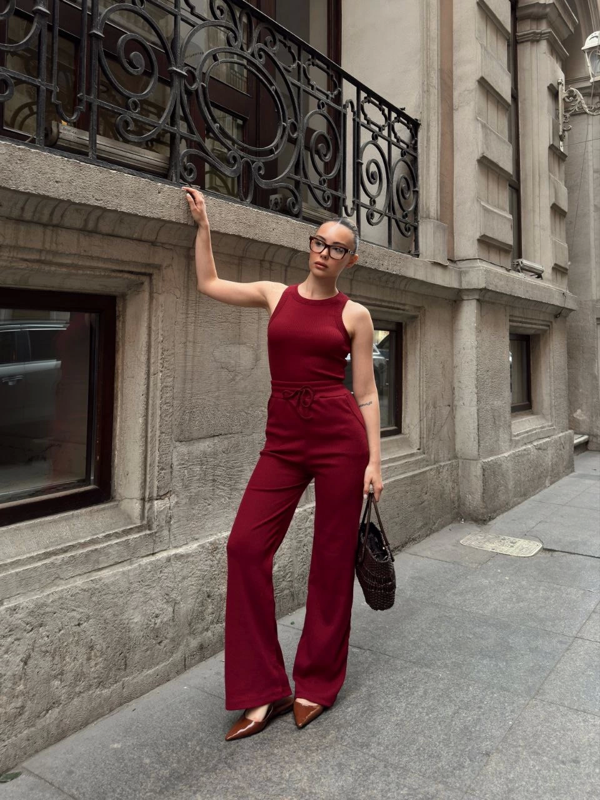 Bordo Renk Atletli Sıfır Yaka Kalın Askılı Boru Paça Pantolonlu Kaşkorse Takım - Image 1