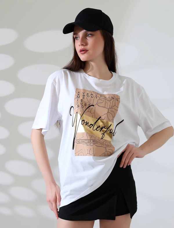 Bej/Gold Varak Baskılı İmza Desen Hafif Oversized Regular Tişört - Image 1