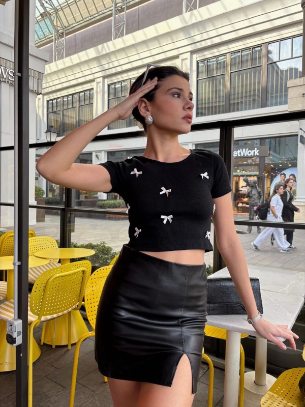Beyaz Fiyonklu Siyah Bisiklet Yaka Kısa Kollu Trend Bluz/Croptop - Image 1