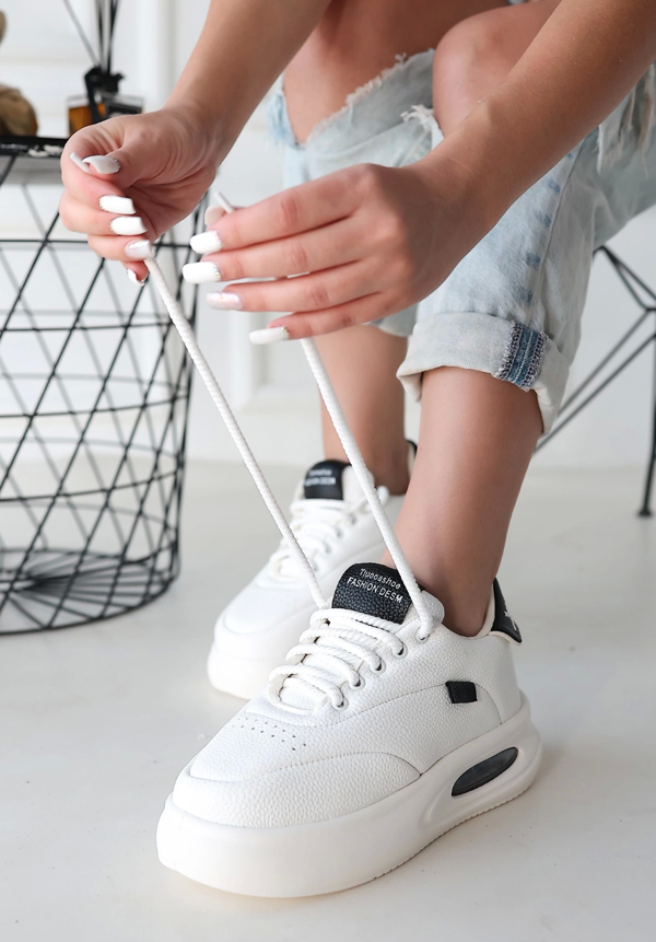 Chris Beyaz Cilt Siyah Detaylı Bağcıklı Spor Ayakkabı - Image 1