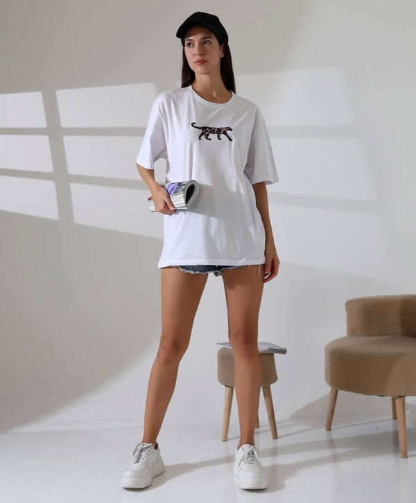 Kaplan Nakışlı İşlemeli Beyaz Oversize Trend Tişört - Image 1