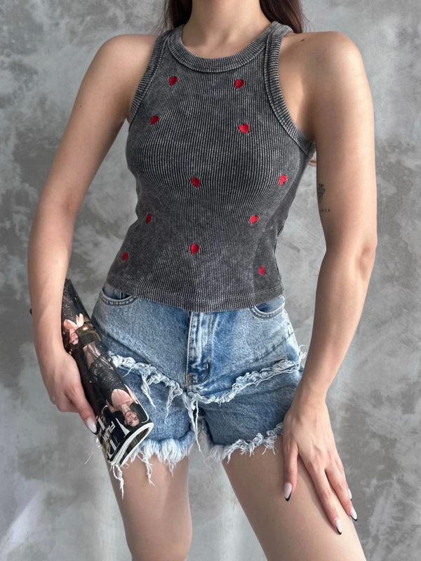 Kırmızı Kalp Nakışlı Gri/Füme Yıkamalı Sıfır Yaka Sıfır Kol Bluz/Atlet/Croptop - Image 1