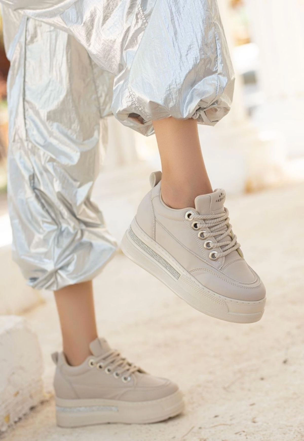 Lulu Bej Cilt Bağcıklı Spor Ayakkabı - Image 1