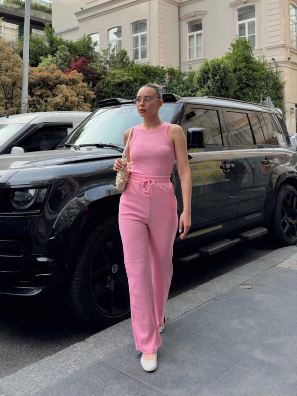 Pembe Renk Atletli Sıfır Yaka Kalın Askılı Boru Paça Pantolonlu Kaşkorse Takım - Image 1