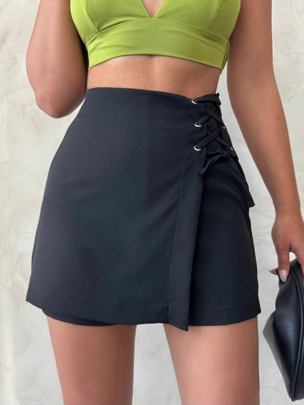 Siyah Kuş Gözü Yandan Bağlama Detaylı Mini Slim Fit Şık Şort Etek - Image 1