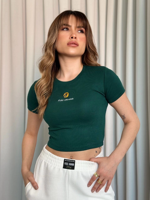 Zümrüt Yeşili Sıfır Yaka Kısa Kollu Önü Yazılı Minimal Slim Fit Croptop/Bluz/Tişört - Image 1
