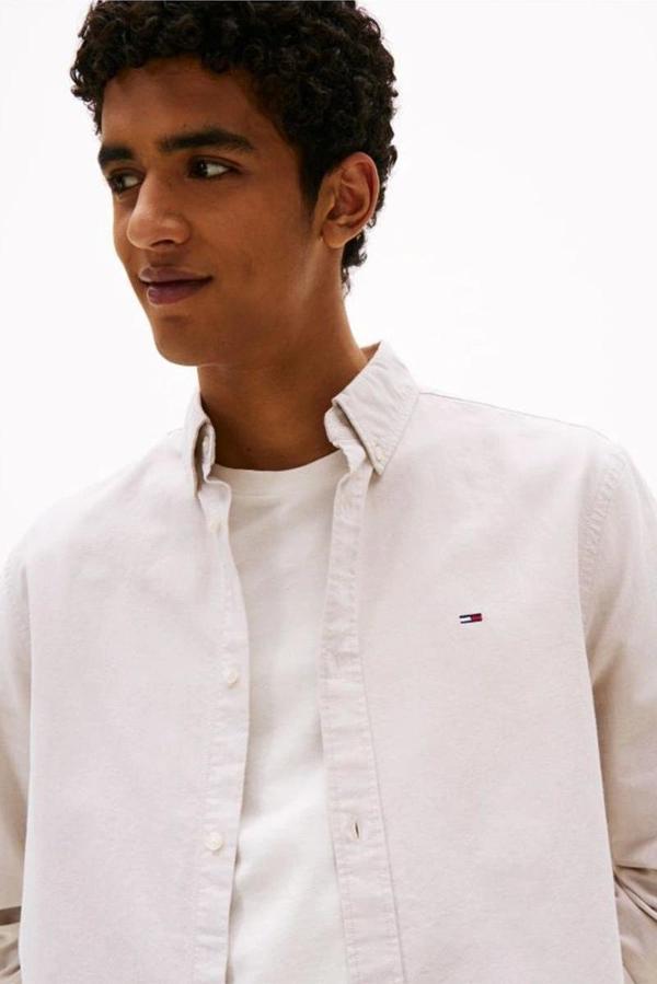 Tommy Jeans Erkek Normal Kesim Oxford Beyaz Gömlek DM0DM21298RBV - Image 1