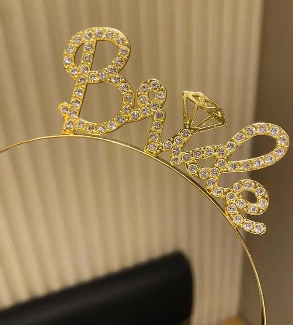 Altın Renkli Taşlı “Bride” Gelin Tacı – El Yazısı Yazı Tipiyle - Image 1