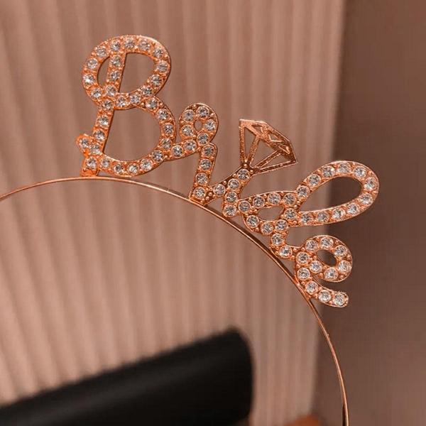 Rose Gold Renkli Taşlı “Bride” Gelin Tacı – El Yazısı Yazı Tipiyle - Image 1