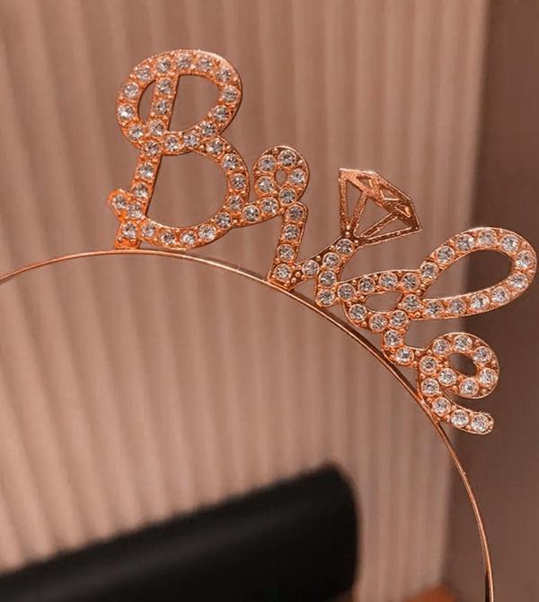 Rose Gold Renkli Taşlı “Bride” Gelin Tacı – El Yazısı Yazı Tipiyle - Image 1