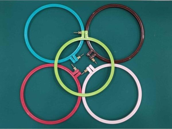 24 cm 5 Adet 5 Renk Vidali Plastik Nakış Kasnak Oval Kenarlı - Image 1