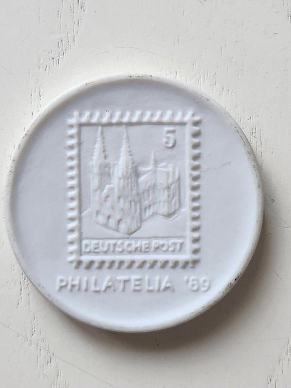 Edi Antik 1989 Doğu Almanya Pul Fuarı Porselen Madalya. 4Cm Çapında Köln - Image 1