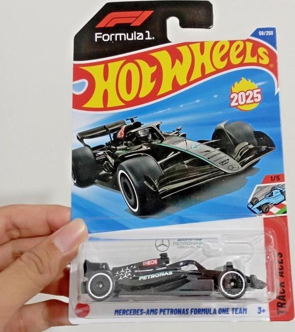 Hot Wheels Mercedes-AMG Petronas F1 Team Diecast Araba - Uzun Kart 2025 Track Aces Seri - Image 1