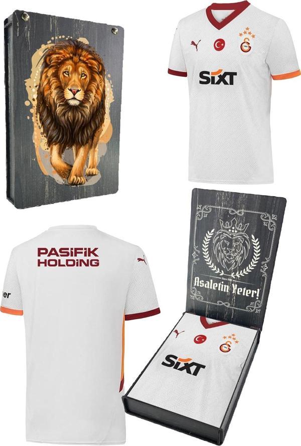 Galatasaray Orijinal 2024/25 5 Yıldızlı Beyaz Deplasman Taraftar Forma Aslan Baskılı Ahşap Kutu - Image 1