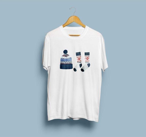 Oversize Şapka Çorap Kış Tasarım Unisex T-shirt - Image 1