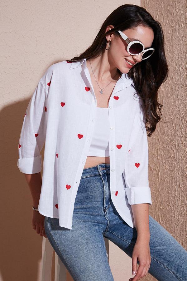 Lela Pamuk ve Keten Karışımlı Regular Fit Kalp Baskılı Bayan Gömlek 6779932 BEYAZ-KIRMIZI - Image 1