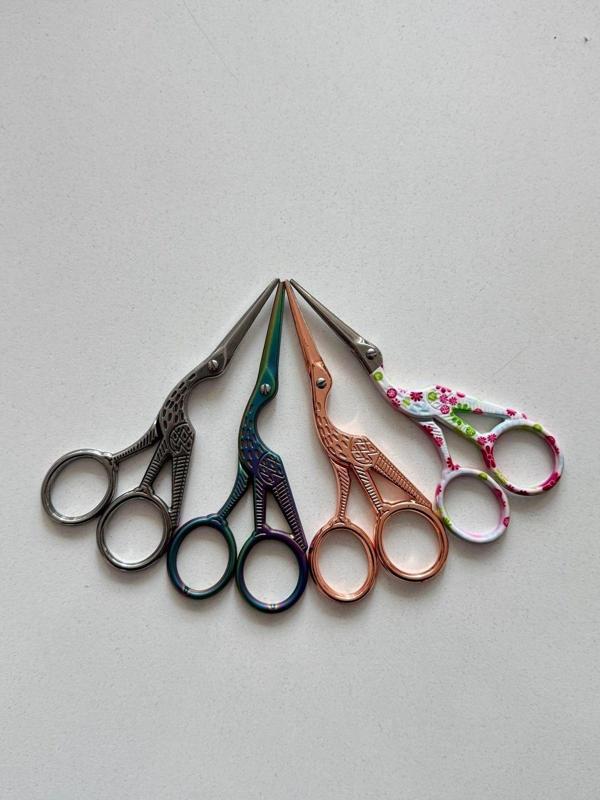11 cm Kuğu Desenli Kabartmalı Çiçek Desenli Nişan & Nakış Makası | Dekoratif ve Keskin Uçlu - Image 1