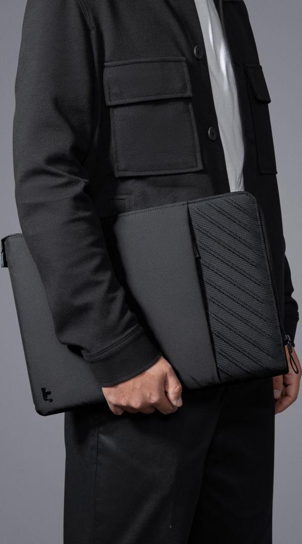 Tomtoc Voyage A10 16 İnç Siyah Macbook Pro Kılıfı - A10F2D1 Uyumlu - Image 1