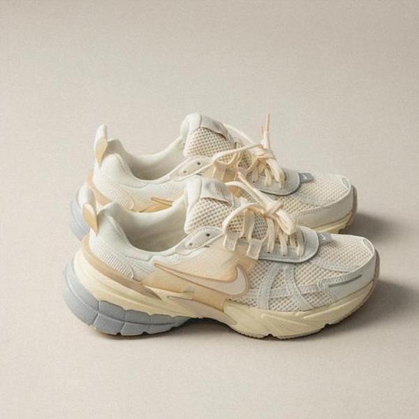Nike V2K Run Kadın Krem Spor Ayakkabı-HQ1512-110 - Image 1