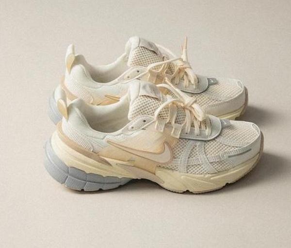 Nike V2K Run Kadın Krem Spor Ayakkabı-HQ1512-110 - Image 1