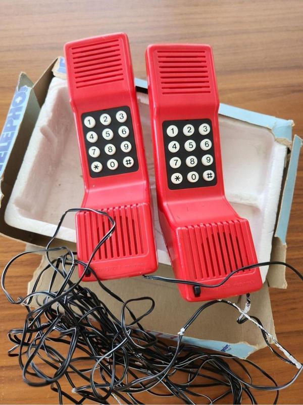 Edi Antik 10 Metre Kablolu Antika Telefon. Elektronik Telefon Tuşlu Ve Pilli. Kırmızı Renkli Alman Malı Eski - Image 1