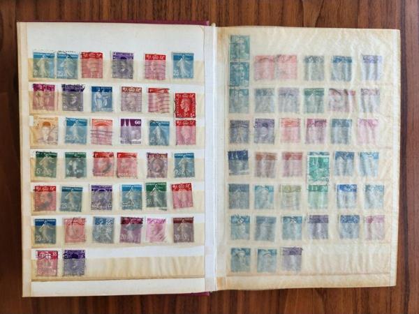 Edi Antik 32 Sayfa Defterinde Karışık Pul Koleksiyonu. 1300 Adet Yerli Ve Yabancı - Image 1
