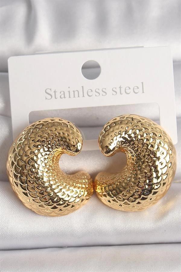 Pirinç Gold Renk Yılan Sırtı İşlemeli Yarım Halka Model Kadın Küpe - Image 1