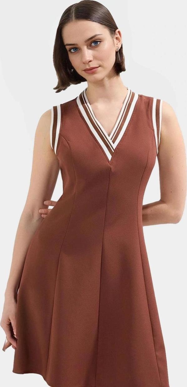 Kadın Mini Elbise V Yaka Dokuma Kumaş Belden Açılan Şık Tasarım Özel Modern Stil - Image 1