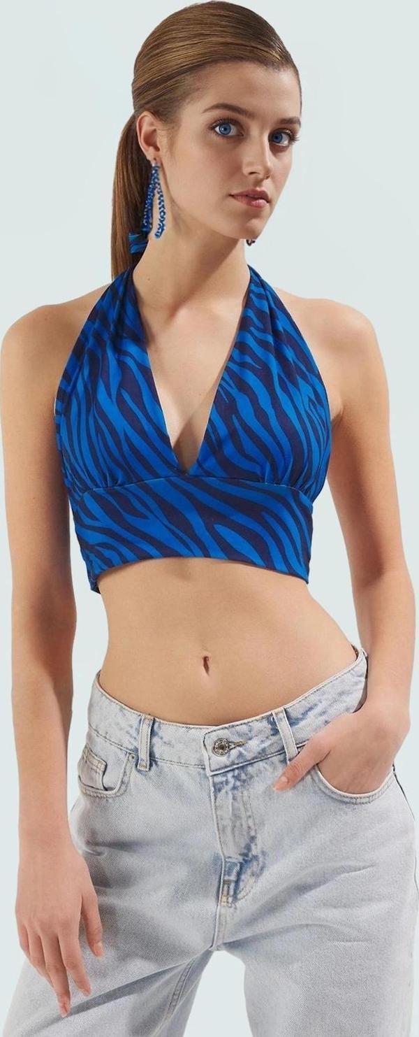 Super Crop Fitted Örme Bluz Boyundan Bağlamalı Soyut Desen Yazlık Konforlu Kesim - Image 1
