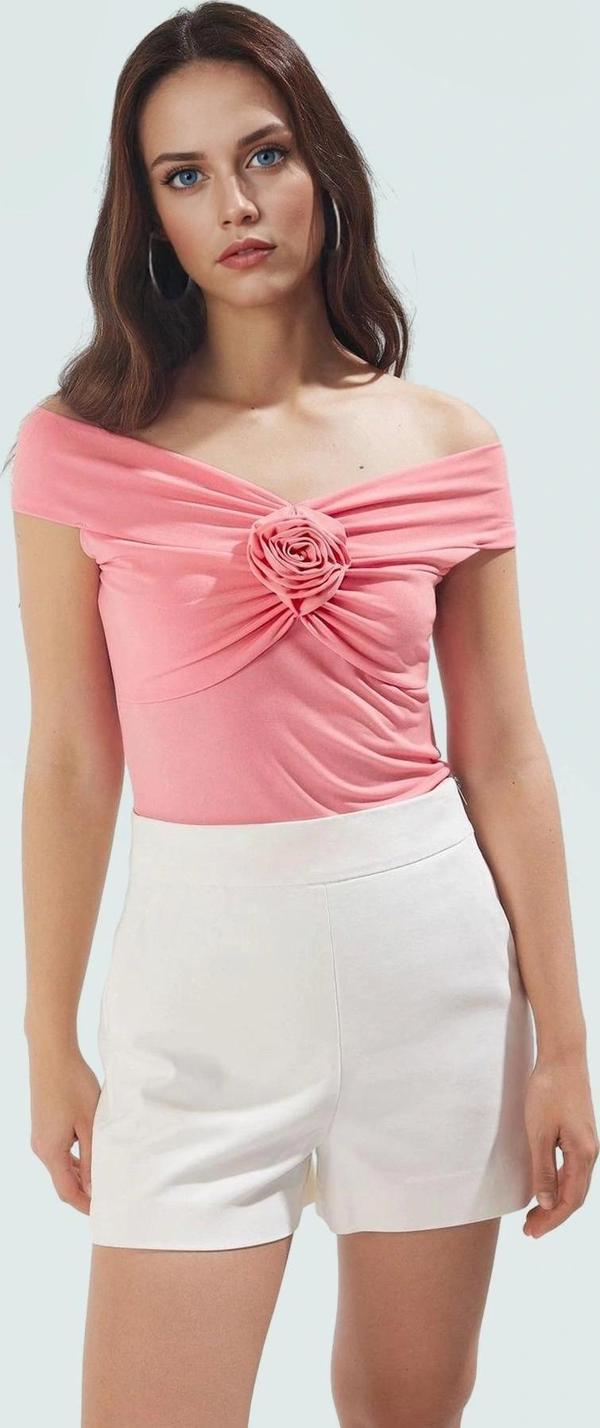 Rahat Fitted Bluz %96 Polyester %4 Elastan Carmen Yaka Zarifane Tasarım - Image 1
