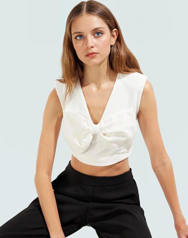 Kadın Kolsuz V Yaka Fiyonklu Crop Bluz Dokuma Kumaş Özenle Seçilmiş Seçkin Malzeme Uzun Ömürlü - Image 1