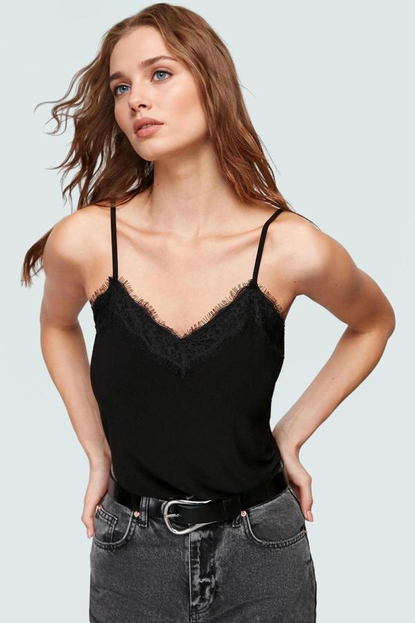 Yazlık Mürdüm Örme Bluz; V Yaka İnce Askılı Dantel Detaylı İş İçin Uygun Modern Stil Rahat Ve Şık - Image 1