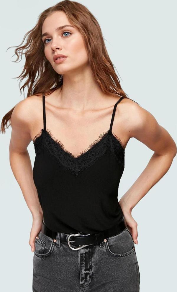 Yazlık Mürdüm Örme Bluz; V Yaka İnce Askılı Dantel Detaylı İş İçin Uygun Modern Stil Rahat Ve Şık - Image 1