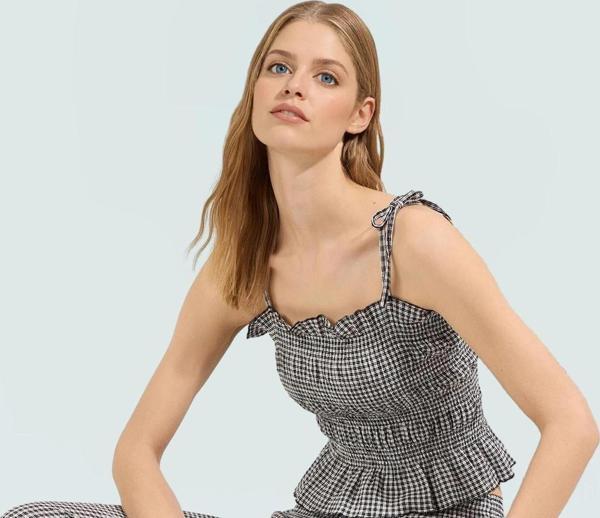 Kareli Fitted Crop Bluz Jakar Örme İnce Askılı Yazlık Profesyonel Görünüm Mükemmel Uyum - Image 1