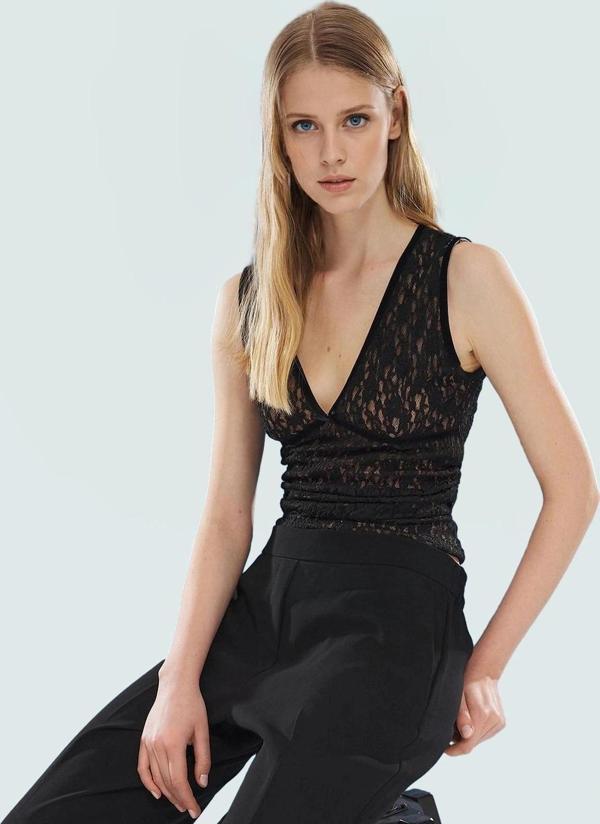 Siyah Dantel Crop Bluz – V-Yaka, Biyeli ve Elastik - Image 1