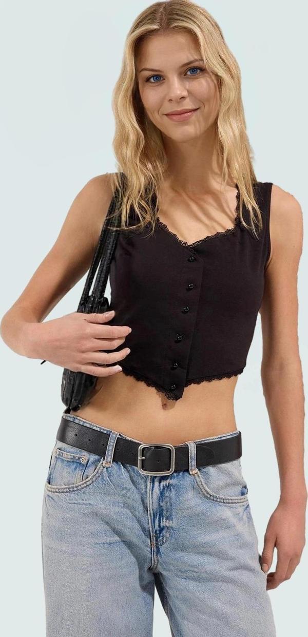 Kolsuz Dantel Detaylı Pamuklu Crop Bluz Fitted Kalıp Yazlık Özel Tasarım Rahat Kullanım - Image 1